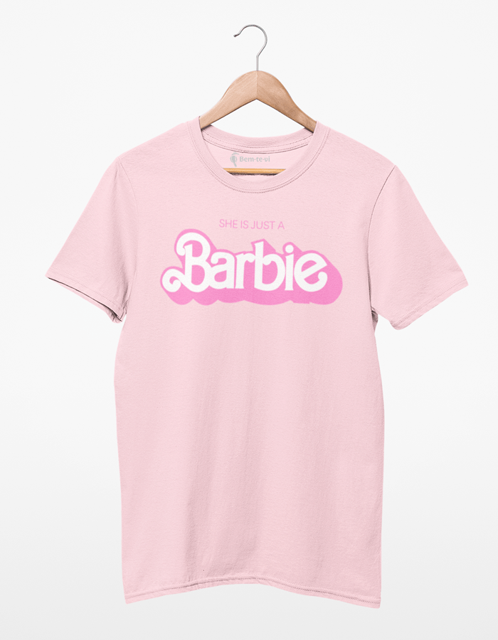 Camiseta She is just a barbie